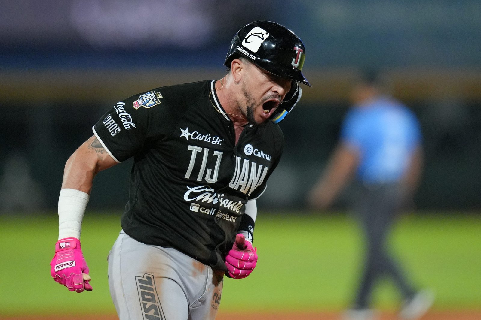 Toros remontan en el Juego 5 y toman ventaja en la Serie del Rey